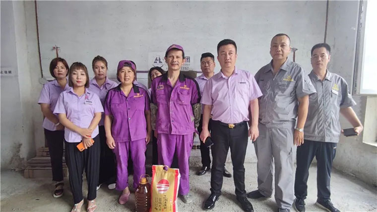 老老女人肏屄炎炎夏日，楚航装饰心系一线送清凉、走访慰问工地篇